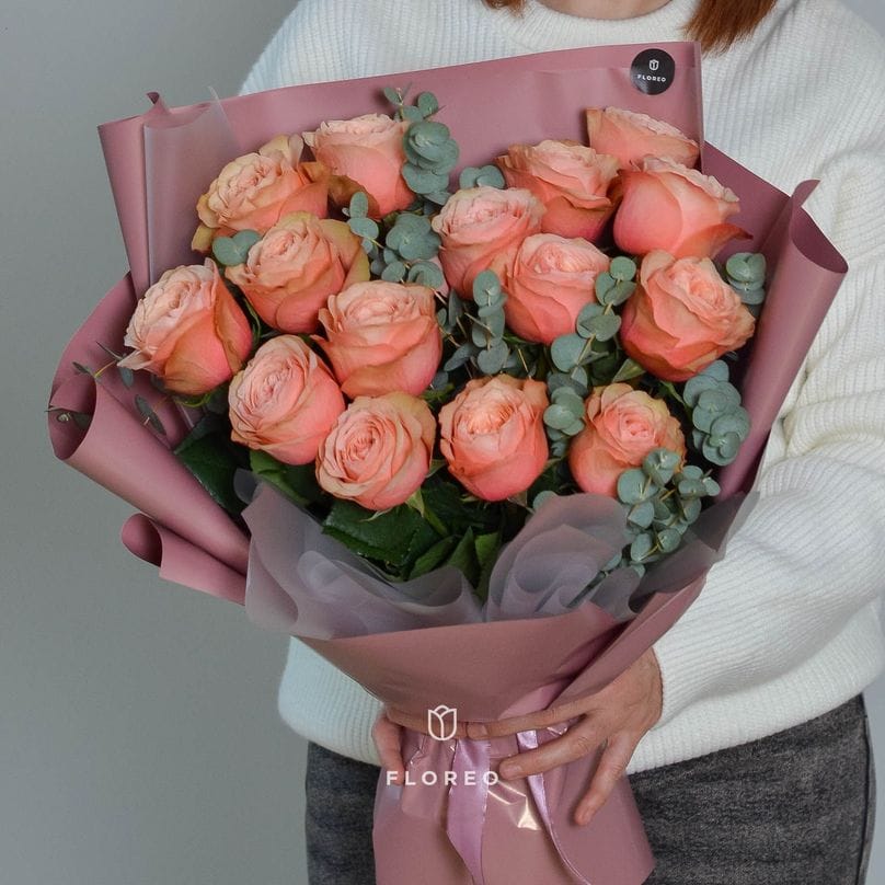 15 пионовидных роз с эвкалиптом #871