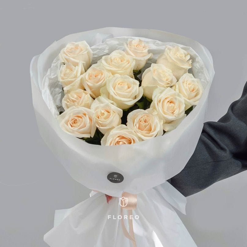 15 кремовых роз #988