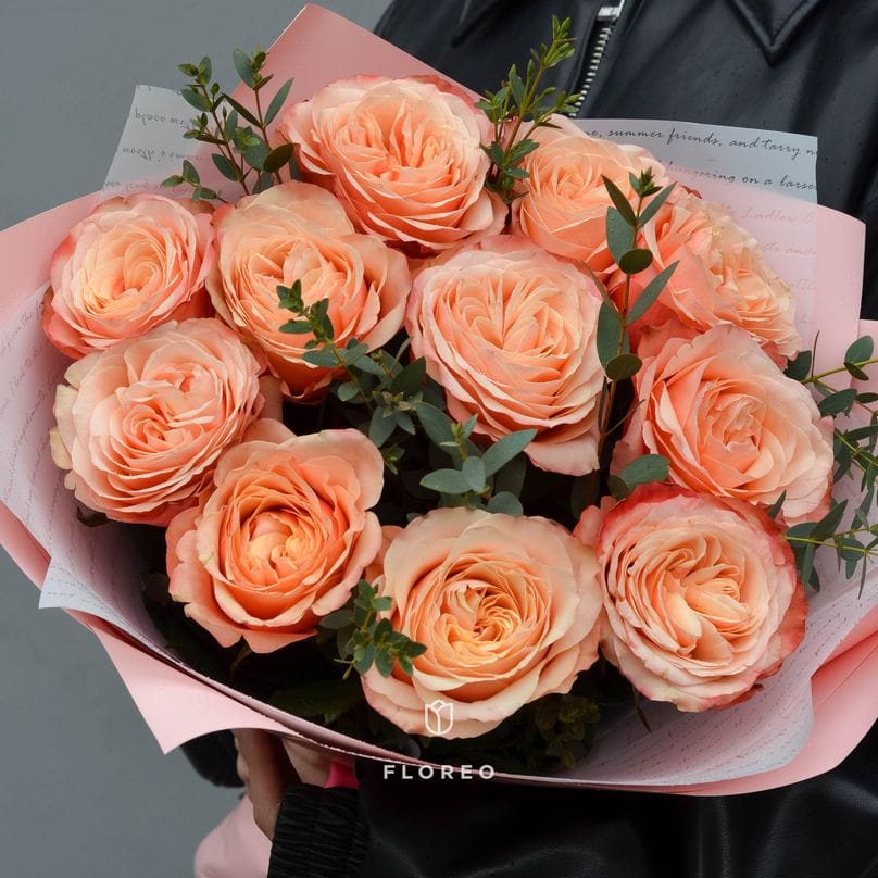 11 роз Кахала с эвкалиптом #248