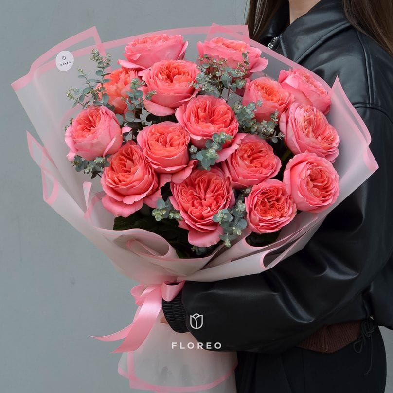 15 пионовидных роз с эвкалиптом #1109