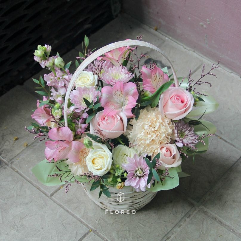 Корзиночка цветов в нежной гамме #1165
