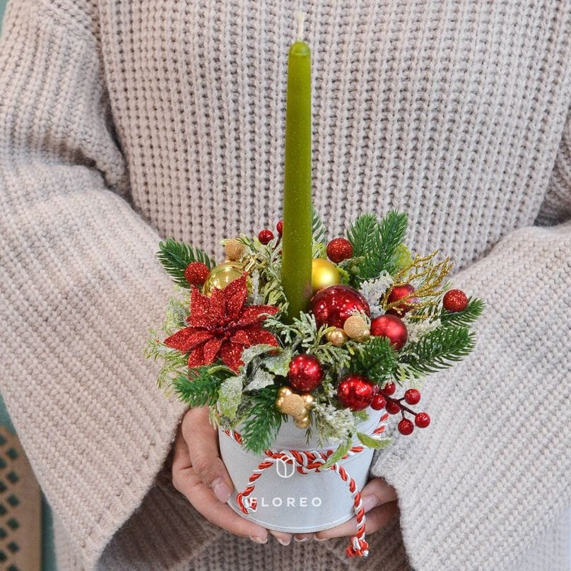 Композиция с декоративной хвоей 