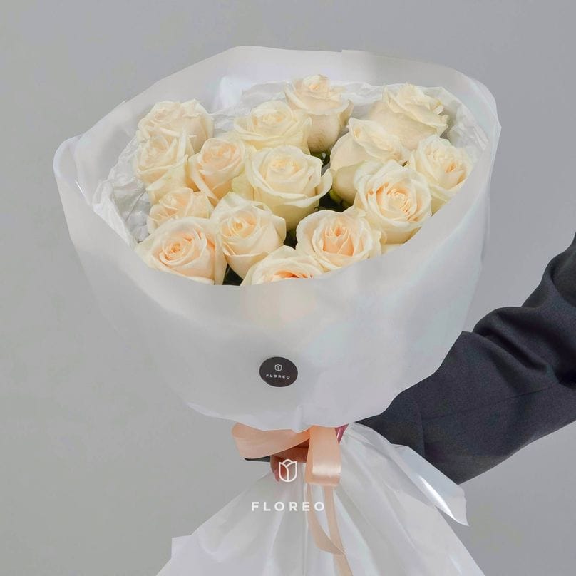 15 кремовых роз #988