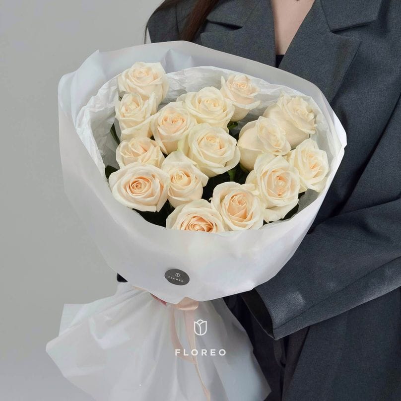 15 кремовых роз #988