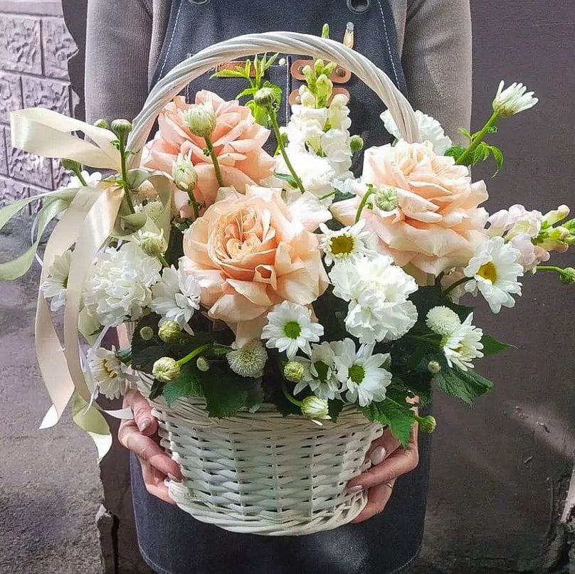 Корзина с розами и хризантемами #1209