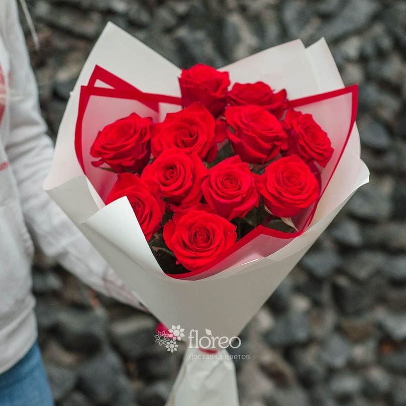 11 алых роз в упаковке #175