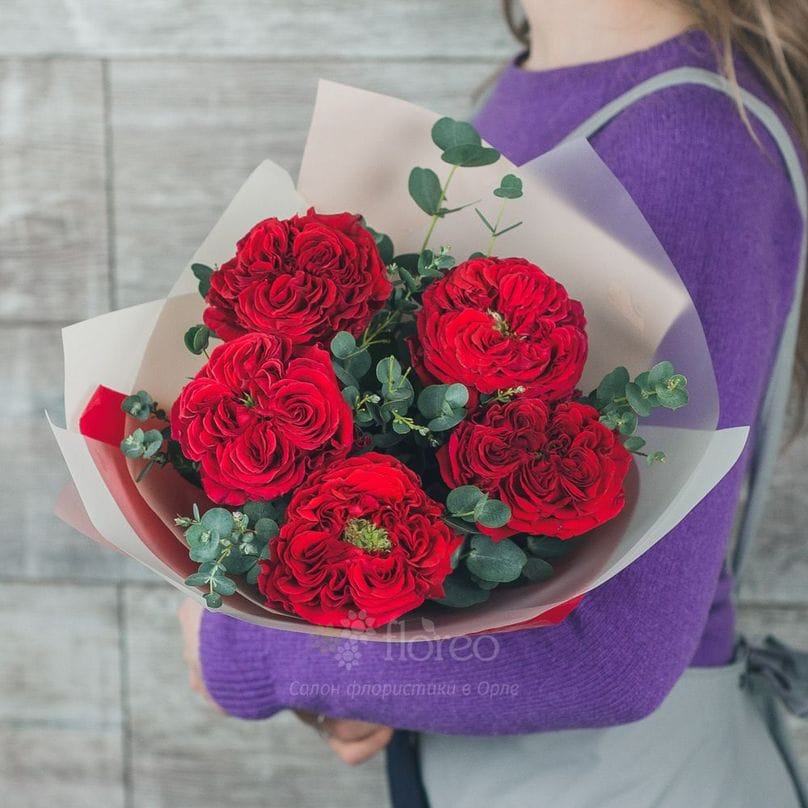 5 роз Red Monster с эвкалиптом