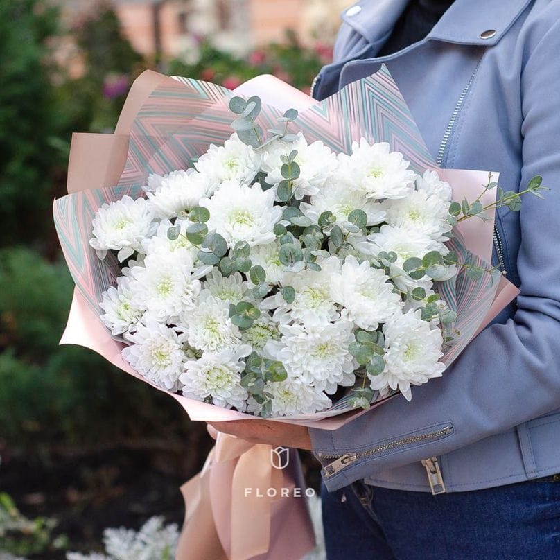 5 белых кустовых хризантем с эвкалиптом