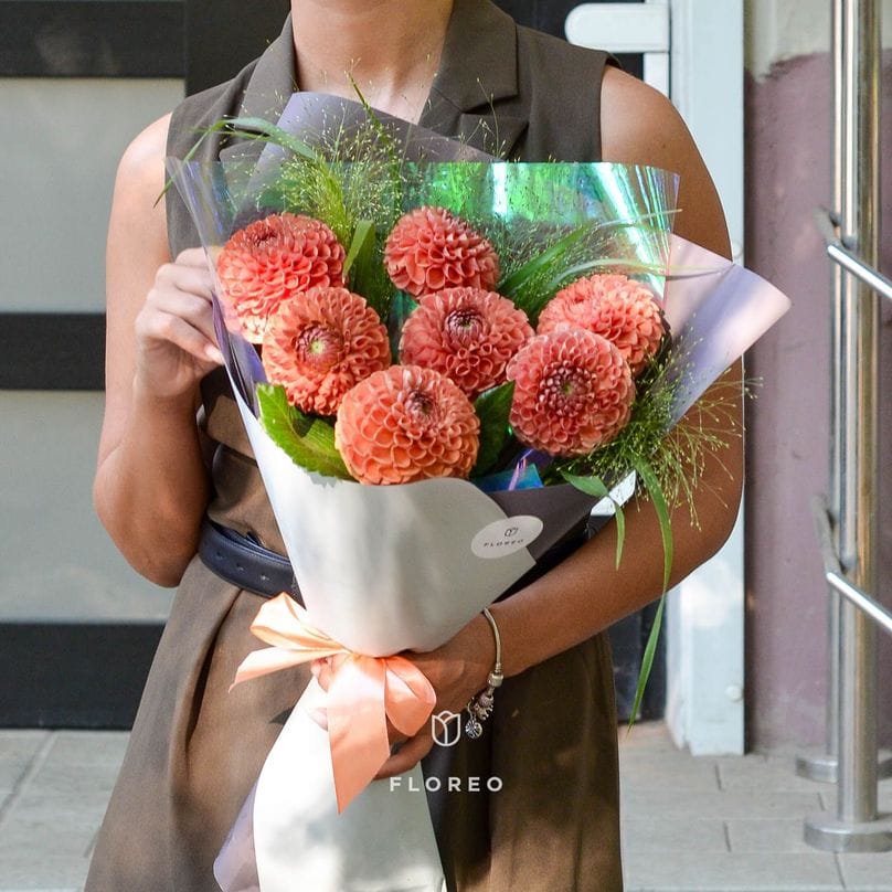 7 георгинов с зеленью в упаковке