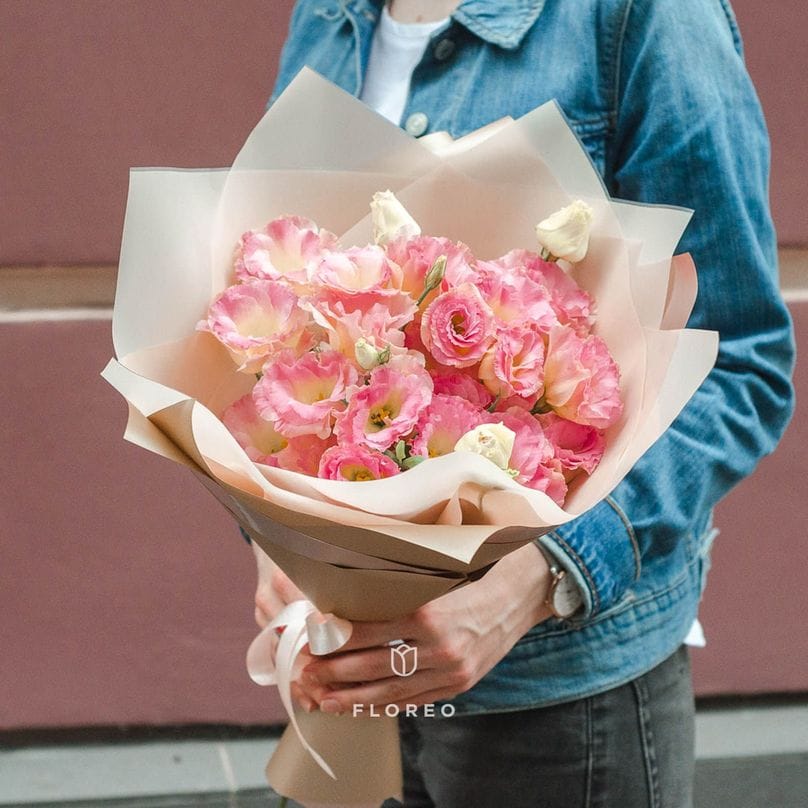 7 розовых эустом в упаковке