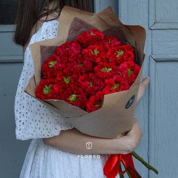 15 пионовидных роз Ред Монстр в крафте