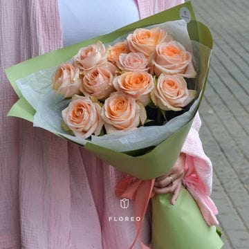 11 персиковых роз в упаковке