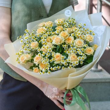 Букет с кустовыми розами и ромашками