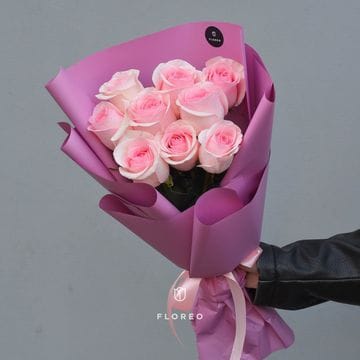 9 нежно-розовых роз в упаковке