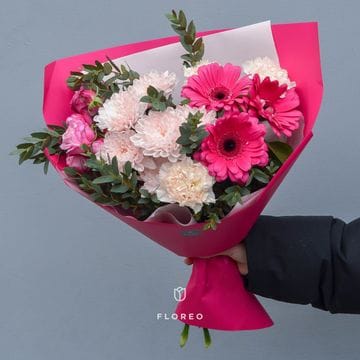 Сборный букет с малиновыми герберами 672