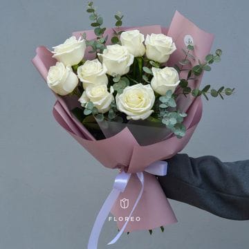 9 белых роз с эвкалиптом 