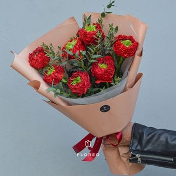 7 пионовидных роз Ред Монстр с эвкалиптом