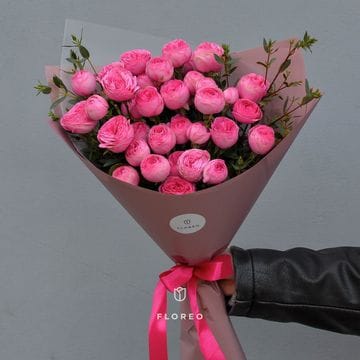 7 пионовидных кустовых роз с зеленью