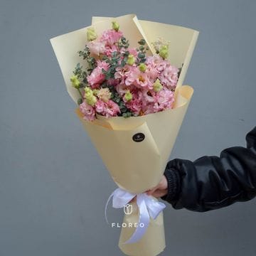 Букет из розовой эустомы и эвкалипта #1115