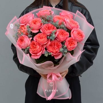 15 пионовидных роз с эвкалиптом #1109