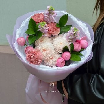 Букет c пионовидными розами и маттиолой #1135
