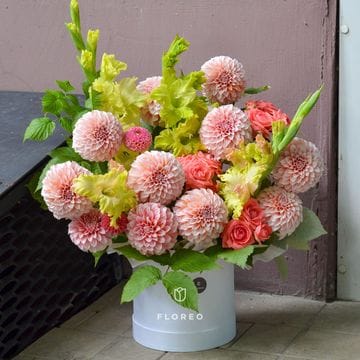 Коробка с георгинами и гладиолусами #1250