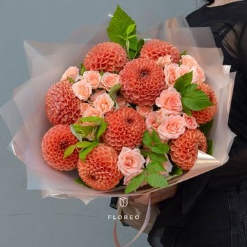 Букет с георгинами и кустовыми розами #1283