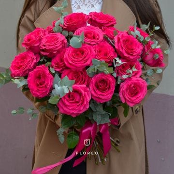 21 малиновая роза с эвкалиптом #1315