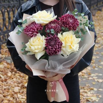 Букет с хризантемами Бигуди и французскими розами #1324