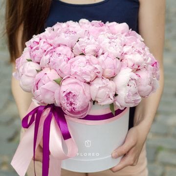29 розовых пионов в шляпной коробке #435