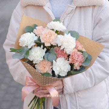 11 гвоздик микс с эвкалиптом