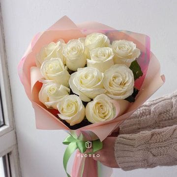 11 белых роз в упаковке
