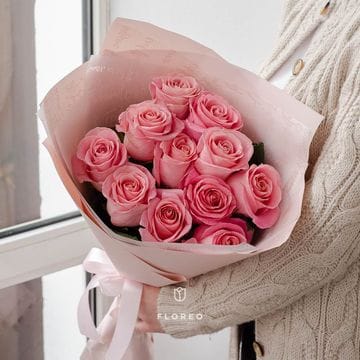 11 розовых роз в упаковке