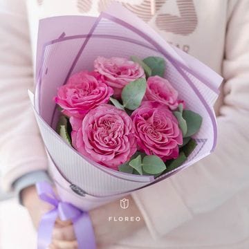 5 пионовидных роз с эвкалиптом