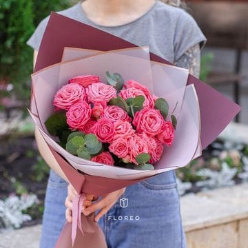5 ярко-розовых кустовых роз с эвкалиптом