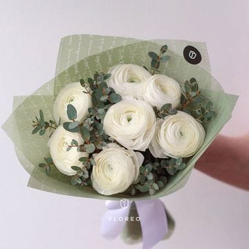 7 белых ранункулюсов с эвкалиптом #308