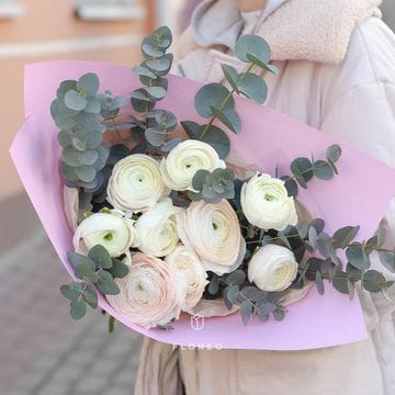 9 белых ранункулюсов с эвкалиптом #310