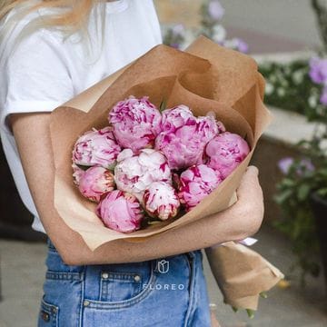 9 розовых пионов в крафте #357