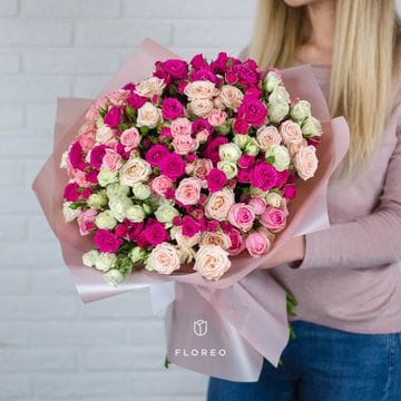 35 кустовых роз микс в упаковке