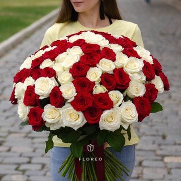 101 роза микс красных и белых