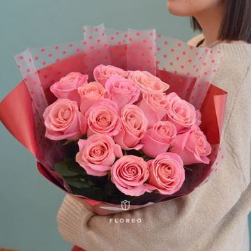 15 розовых роз в упаковке
