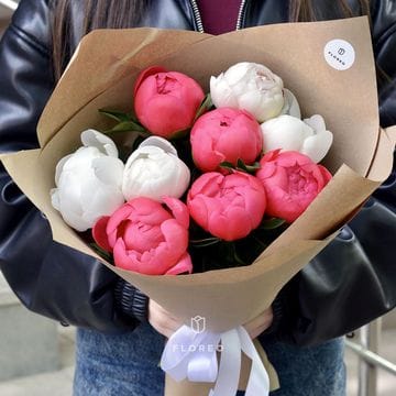 9 пионов бело-розовый микс в крафте #1122