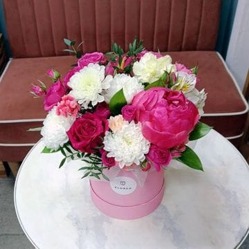 Композиция в шляпной коробке с хризантемой