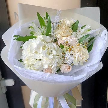 Букет сборный с гортензией