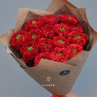 15 пионовидных роз Ред Монстр в крафте #537