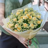 Букет с кустовыми розами и ромашками