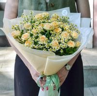 Букет с кустовыми розами и ромашками