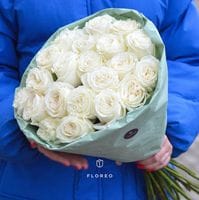 21 пионовидная белая роза в упаковке