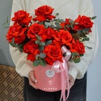 Коробка с алыми французскими розами