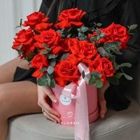 Коробка с алыми французскими розами